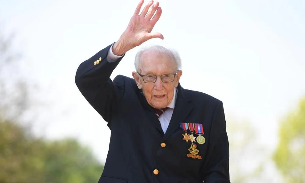 Δάκρυσε όλη η Αγγλία στο τελευταίο αντίο στον Τομ Μουρ